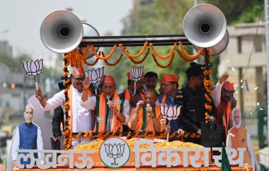 LUCKnow, INDIA - 29 Nisan 2024: Lucknow seçim bölgesinden Savunma Bakanı ve BJP adayı Rajnath Singh 2024 Genel Seçim için adaylık belgesini hazırlamak üzere yola çıktı. 