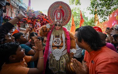 NEW DELHI, INDIA - 23 Nisan 2024: Shobha yatra sırasında Hanuman Jayanti 'nin Chandni Chowk' ta 23 Nisan 2024 tarihinde Yeni Delhi, Hindistan 'da görülmesi. 