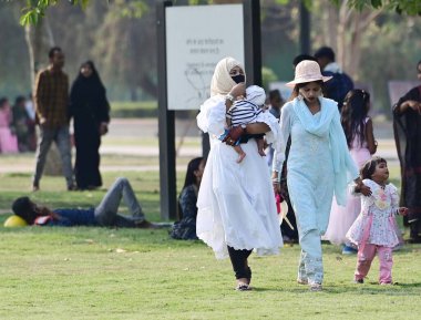 NEW DELHI, INDIA - 11 Nisan: Sıcak yaz mevsiminde Kartavaya Yolu 'nda ziyaretçiler 11 Nisan 2024' te Yeni Delhi, Hindistan 'da.  