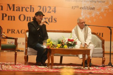 NEW DELHI, INDIA - 17 Mart 2024: Bollywood söz yazarı Gülzar ve şarkıcı Mohit Chauhan 17. Kathakar Uluslararası Hikaye Anlatanları Festivali sırasında Delhis Bharat Mandapam, Pragati Meydan, 17 Mart 2024, Yeni Delhi, Hindistan