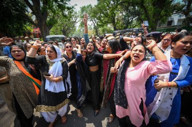 NEW DELHI, INDIA - 24 Nisan 2024 'te Yeni Delhi, Hindistan' da Yeni Delhi 'de Kongre Manifestosu' nu protesto ederken Delhi polisi tarafından gözaltına alındı. 