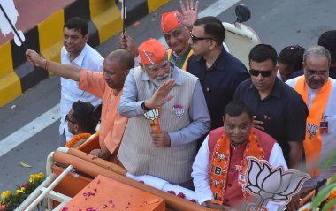 GHAZIABAD, INDIA - APRIL 6, 2024: Başbakan Narendra Modi ve UP Genel Sekreteri Yogi Adityanath, 6 Nisan 2024 tarihinde Hindistan 'ın Gaziabad kentinde yapılacak Loksabha seçimleri öncesinde Gaziabad, Hindistan' da düzenlenen Gaziabad yol gösterisinde.