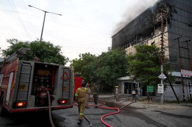 NOIDA, INDIA - 28 Nisan 2024: Noida 'nın 65. Bölgesinde, 28 Nisan 2024 tarihinde Noida, Hindistan' da, Pazar sabahı erken saatlerde, deri ceket üretiminde yer alan bir fabrikada büyük bir yangın çıktı.. 