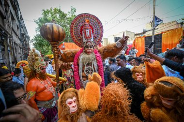 NEW DELHI, INDIA - 23 Nisan 2024: Shobha yatra sırasında Hanuman Jayanti 'nin Chandni Chowk' ta 23 Nisan 2024 tarihinde Yeni Delhi, Hindistan 'da görülmesi. 