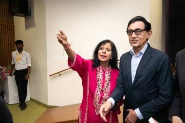 NEW DELHI, INDIA - 16 Mart 2024: Eski TV sunucusu Sunit Tandon, Gastroenterolog, ayyaş konuşmacı ve yazar Dr. Saroj Dubey tarafından yazılan 