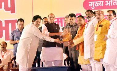 GHAZIABAD, INDIA - APRIL 3, 2024: Ghantaghar Ramlila Meydan 'da yapılacak lok sabha seçimleri öncesinde BJP adayı Atul Garg' a destek amacıyla düzenlenen mitingde Savunma Bakanı Rajnath Singh 'e çelenk takıldı.