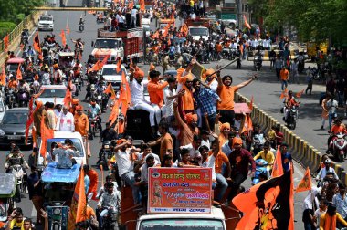 NOIDA, INDIA - 28 Nisan 2024 'te Hindistan' ın Noida kentinde, Hanuman Janmotsav vesilesiyle, Vishwa Hindu Parishad ve Bajrang Dal çalışanları, Kashiram Koloni Bölgesi 45 'ten bir geçit töreni düzenledi.. 