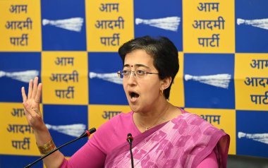 NEW DELHI, INDIA - 2 Nisan 2024: Delhi Kabine Bakanı Atishi 2 Nisan 2024 tarihinde Yeni Delhi, Hindistan 'da AAP karargahında düzenlediği basın toplantısında. Atishi, BJP 'nin bütün liderlerini hapse göndererek AAP' yi bozmayı planladığını iddia etti.. 