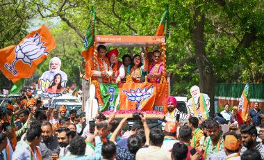 NEW DELHI, INDIA - APRIL 30, 2024: BJP 'nin Yeni Delhi Seçmen Seçimleri adayı Basuri Swaraj, Delhi BJP Başkanı Virendra Sachdeva ve BJP lideri Hardeep Puri ile birlikte aday gösterilmeden önce Roadshow' da görülüyor.