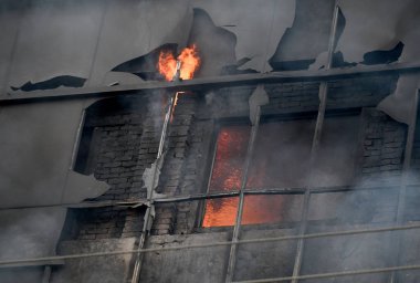 NOIDA, INDIA - 28 Nisan 2024: Noida 'nın 65. Bölgesinde, 28 Nisan 2024 tarihinde Noida, Hindistan' da, Pazar sabahı erken saatlerde, deri ceket üretiminde yer alan bir fabrikada büyük bir yangın çıktı.. 