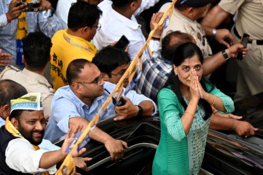 NEW DELHI, INDIA - APRIL 27: Delhi Genel Sekreteri Arvind Kejriwals 'ın eşi Sunita Kejriwal, 27 Nisan 2024 tarihinde Hindistan' ın Yeni Delhi kentinde yapılacak Lok Sabha seçimleri öncesinde Doğu Delhi 'deki bir yol gösterisinde AAP lideri Kuldeep Kumar ile birlikte. 