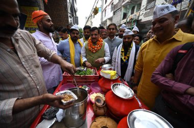 AAP Rajya Sabha Milletvekili Sanjay Singh Shakarpur 'daki seçim kampanyası sırasında 18 Nisan 2024 tarihinde Hindistan' ın Yeni Delhi kentinde yapılacak genel seçimler öncesinde. 