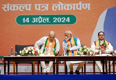 NEW DELHI, INDIA - APRIL 14: Başbakan Narendra Modi ve BJP Başkanı JP Nadda, Lok Sabha Seçimleri için BJP 'li Sankalp Patra' nın 14 Nisan 2024 tarihinde Hindistan 'ın Yeni Delhi kentinde BJP Genel Merkezi' nde başlatılması sırasında. BJP seçim bildirisi 