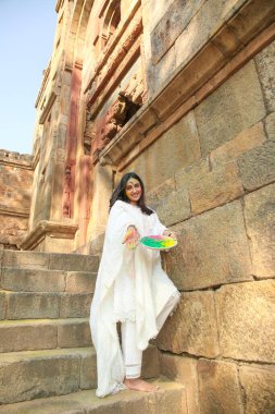 NEW DELHI, INDIA - 28 Şubat 2024: (EDITOR 'un Notu: Bu Hindustan Times' ın özel bir görüntüsü) Bollywood oyuncusu Akansha Ranjan Kapoor, Holi festivali vesilesiyle HT City ile özel bir röportaj sırasında poz verdi