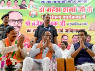 GREATER NOIDA, INDIA - Uttar Pradesh Genel Başkan Yardımcısı Brajesh Pathak, Gautam Budh Nagar Parlamento Seçmenleri Mahesh Sharma, MLA Pankaj Singh Bilgi Parkı III 'teki Sharda bir programa katıldı,