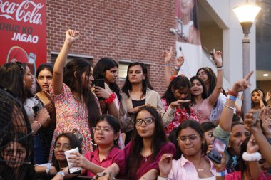 NEW DELHI, INDIA - 6 Nisan 2024: Öğrenciler, her yıl düzenlenen bir festivalde Bollywood şarkıcısı Nikhita Gandhi 'nin performansının keyfini çıkarıyorlar - Miranda College, Delhi Üniversitesi' nde Fırtına 24