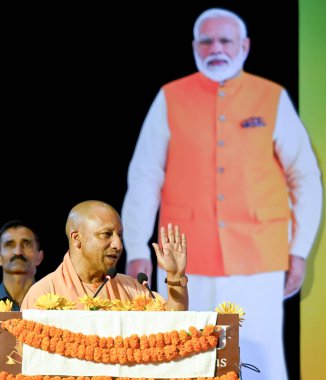 GREATER NOIDA, INDIA - 1 Nisan 2024 'te Uttar Pradesh Genel Sekreteri Yogi Adityanath GL Bajaj Teknoloji ve Yönetim Enstitüsü' nde (Prabuddh Sammelan) bir araya gelen entelektüellere hitaben bir konuşma yaptı.