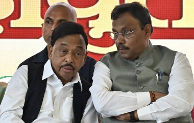 RATNAGIRI, INDIA - 24 Nisan 2024 'te Hindistan' ın Ratnagiri kentinde düzenlenen parti işçileri toplantısında BJP 'nin Lok Sabha seçimleri adayı Narayan Rane ile BJP lideri Vinod Tawde etkileşime girdi. Fotoğraf: Anshuman Poyrekar / Hindustan Times)