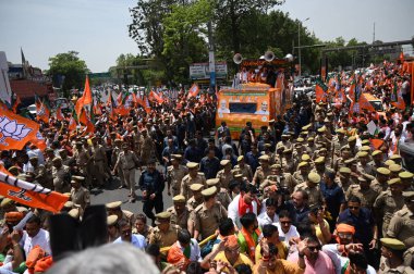 LUCKnow, INDIA - 29 Nisan 2024: Lucknow seçim bölgesinden Savunma Bakanı ve BJP adayı Rajnath Singh 2024 Genel Seçim için adaylık belgesini hazırlamak üzere yola çıktı. 