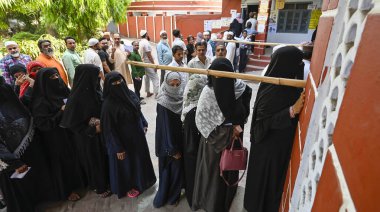AMROHA, INDIA - 26 Nisan: Kadınlar, 26 Nisan 2024 'te Hindistan' ın Amroha kentinde yapılan genel Loksabha seçimleri sırasında bir sandık merkezinde kuyruğa giriyorlar.. 