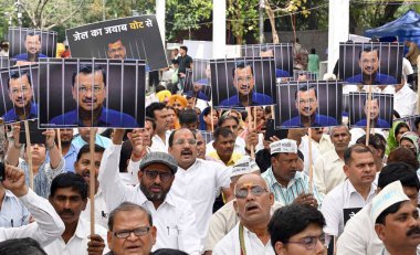 NEW DELHI, INDIA - APRIL 7, 2024: Yeni Delhi, Hindistan 'da 7 Nisan 2024 tarihinde Jantar Mantar' da parti lideri ve Delhi CM Arvind Kejriwal 'ın tutuklanmasını protesto etmek için AAP' nin bir günlük 'samuhik upvas' ı sırasında destekleyenler. Aam Aadmi Partisi (AAP) 