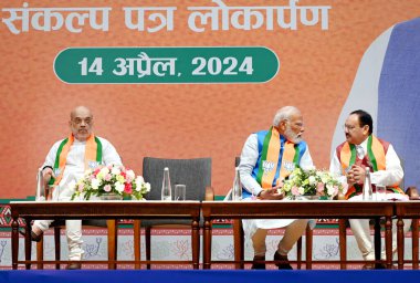 NEW DELHI, INDIA - APRIL 14: Başbakan Narendra Modi ve BJP Başkanı JP Nadda, Lok Sabha Seçimleri için BJP 'li Sankalp Patra' nın 14 Nisan 2024 tarihinde Hindistan 'ın Yeni Delhi kentinde BJP Genel Merkezi' nde başlatılması sırasında. BJP seçim bildirisi 