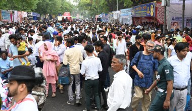 NEW DELHI, INDIA - 14 Nisan 2024: İnsanlar Baba Bhimrao Ramji Ambedkar Jyanti 'nin 134. doğum yıldönümünü 14 Nisan 2024 tarihinde Yeni Delhi, Hindistan' da parlamento sokağında kutladılar.. 