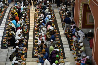 KOLKATA, INDIA - 10 Nisan: Müslüman dindarlar 10 Nisan 2024 tarihinde Hindistan 'ın Kolkata kentinde Nakhoda Camii' nde Kurban Bayramı dolayısıyla iftarına katıldılar. 