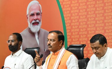 NEW DELHI, INDIA - APRIL 26, 2024: Uttar Pradesh Genel Bakan Yardımcısı Keshav Prasad Maurya, (C) BJP Genel Başkanı Sanjay Mayukh, (L) Lok Sabha Anil Baluni (R) basın toplantısında basın mensuplarına seslendi   