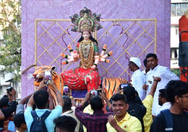 MUMBAI, INDIA - 7 Nisan 2024: Yeni Chaitra Navratri Utsav için Idol Tanrıçası Durga 'yı taşıyan dindarlar 9 Nisan 2024 - 17 Nisan 2024 tarihleri arasında ilk kez Tardeo' da Chaitra Navratri Utsav 'da kutlanacak..