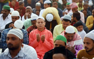 GURUGRAM, INDIA - 11 Nisan 2024: Müslüman cemaatinden insanlar, dünyanın dört bir yanındaki Müslümanlar tarafından kutlanan Kurban Bayramı dolayısıyla Namaz 'ı teklif ediyor.. 