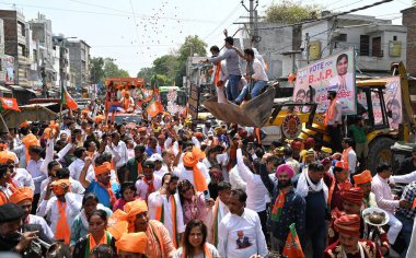NEW DELHI, INDIA - 29 APRIL 2024: BJP 'nin Kuzey Batı Delhi' deki Lok Sabha Seçimleri adayı, Yogender Chandolia ve Delhi BJP Başkanı Virendra Sachdeva, Adaylık Belgelerini sunmadan önce Roadshow sırasında. 