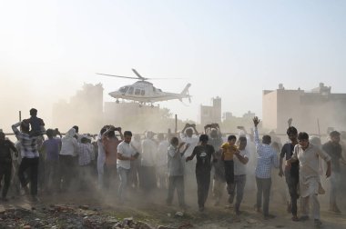 SIKANDRABAD, INDIA - 19 Nisan 2024: İnsanlar, 19 Nisan 2024 tarihinde eski Uttar Pradesh Genel Başkanı ve Samajwadi Partisi Genel Başkanı Akhilesh Yadav 'ın seslendirdiği Lok Sabha Seçimleri kampanyasına katılmak için toplandılar.