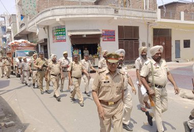 GHAZIABAD, INDIA - 23 Nisan: Gaziabad up polisi 23 Nisan 2024 'te Hindistan' ın Gaziabad kentinde bayrak yürüyüşü yapıyor. Lok Sabha seçimlerinin ikinci safhası 26 Nisan 'da yapılacak.. 