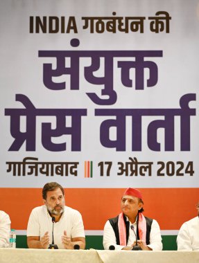 GHAZIABAD, INDIA - 17 Nisan 2024: Kongre Başkanı Rahul Gandhi ve Samajwadi Partisi Başkanı Akhilesh Yadav, 17 Nisan 2024 tarihinde Hindistan 'ın Gaziabad kentinde INDIA partilerinin düzenlediği ortak basın toplantısında. 