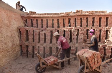 GHAZIABAD, INDIA - 30 Nisan: Uluslararası İşçi Bayramı arifesinde bir tuğla fabrikasında çalışan Gaziabad Muradnagar Hintli işçi. Uluslararası İşçi Bayramı, bazı yerlerde İşçi Bayramı olarak da bilinir, her yıl 1 Mayıs, 30 Nisan 2024 