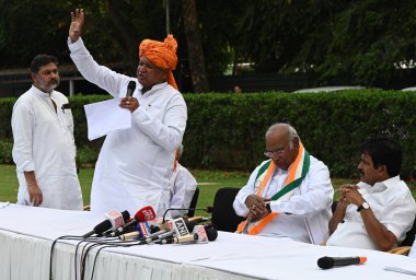 NEW DELHI, INDIA - 13 Nisan 2024: Kongre Başkanı Mallikarjun Kharge ve AICC Genel Sekreteri KC Venugopal 52 Sosyal Adalet örgütü ve birden fazla OBC örgütüyle yaptıkları toplantıda 