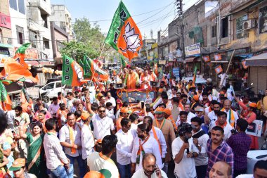 GHAZIABAD, INDIA - 24 Nisan: Gaziabad milletvekili adayı Atul Garg 24 Nisan 2024 tarihinde Hindistan 'ın Gaziabad kentinde bir yol gösterisi düzenliyor. Bugün Lok Sabha Seçim kampanyasının ikinci safhasının son günüydü.