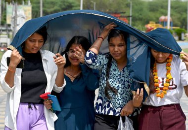 NOIDA, INDIA - 5 Nisan 2024 Noida, Hindistan 'da sıcak bir yaz gününde 38. bölgede görüldü.. 