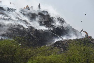 GURUGRAM, INDIA - 23 Nisan 2024: Gurugram-Faridabad yolundaki Gurugram-Faridabad yolunda 23 Nisan 2024 'te Hindistan' ın Gurugram kentinde çıkan yangında çıkan duman..