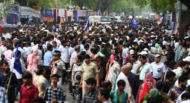 NEW DELHI, INDIA - 14 Nisan 2024: İnsanlar Baba Bhimrao Ramji Ambedkar Jyanti 'nin 134. doğum yıldönümünü 14 Nisan 2024 tarihinde Yeni Delhi, Hindistan' da parlamento sokağında kutladılar.. 