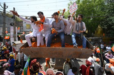 NEW DELHI, INDIA - APRIL 29, 2024: BJP destekçileri Mangolpuri 'de yaklaşan Lok Sabha Seçimleri için Kuzey Batı Delhi' den BJP adayı için Nomikontion dosyalamadan önce Roadshow sırasında görüldü, Yogender Chandolia.