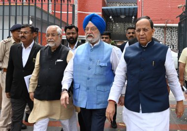NEW DELHI, INDIA - 1 Nisan 2024: BJP delegasyonu Nirvachan Sadan 'daki Seçim Komisyonu' nda gerçekleşen görüşme sonrasında Birlik Bakanı Hardeep Singh Puri ve üst düzey BJP liderleri Arun Singh ve Om Pathak ayrıldılar.