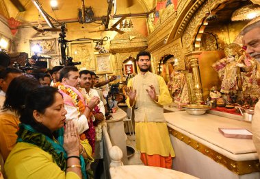 NEW DELHI, INDIA - 4 APRIL 2024: AAP Rajya Sabha Milletvekili Sanjay Singh ve eşi Anita Singh, Yüksek Mahkeme kararıyla serbest bırakıldıktan bir gün sonra Hanuman Mandir Connaught Place 'de namaz kıldılar..