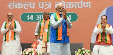 NEW DELHI, INDIA - APRIL 14, 2024: Başbakan Narendra Modi ile Birlik Savunma Bakanı Rajnath Singh, Lok Sabha 2024 seçimlerinin başlatılması sırasında, 14 Nisan 2024 tarihinde Yeni Delhi, Hindistan 'da. 
