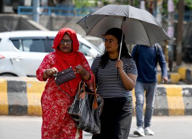 NOIDA, INDIA - 28 Nisan 2024: Sıcak bir yaz gününde Hindistan 'ın Noida kentinde, 28 Nisan 2024' te 38. bölgede banliyö sakinleri görüldü. 