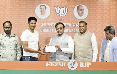 NEW DELHI, INDIA - APRIL 3, 2024: Kongre lideri ve Boxer Vijender Singh parti liderleri Vinod Tawde ve Ramvir Singh Bidhuri 'nin huzurunda 3 Nisan 2024 tarihinde Yeni Delhi, Hindistan' da parti genel merkezinde BJP 'ye katıldı..