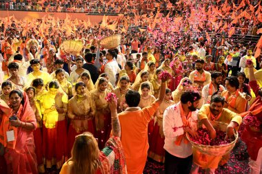 NEW DELHI, INDIA - 21 Nisan 2024: Hindistan 'ın Yeni Delhi kentindeki Indira Gandhi Stadyumu' nda Hindu Nav Varsh 'ı (Hindu Yeni Yılı) kutlamak için toplanan çiçek yaprakları. 