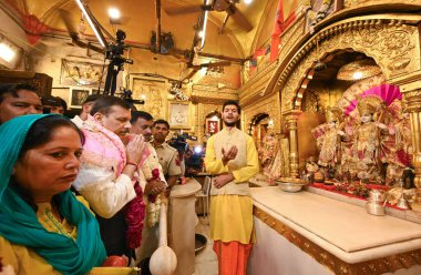 NEW DELHI, INDIA - 4 APRIL 2024: AAP Rajya Sabha Milletvekili Sanjay Singh ve eşi Anita Singh, Yüksek Mahkeme kararıyla serbest bırakıldıktan bir gün sonra Hanuman Mandir Connaught Place 'de namaz kıldılar..