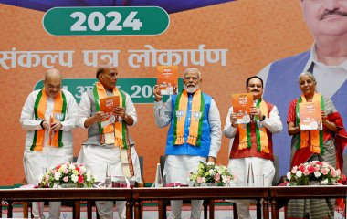 NEW DELHI, INDIA - APRIL 14: Başbakan Narendra Modi ve BJP Başkanı JP Nadda, Lok Sabha Seçimleri için BJP 'li Sankalp Patra' nın 14 Nisan 2024 tarihinde Hindistan 'ın Yeni Delhi kentinde BJP Genel Merkezi' nde başlatılması sırasında. BJP seçim bildirisi 